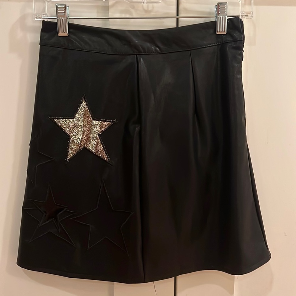 Faux leather Mini skirt with black and gold stars, size S